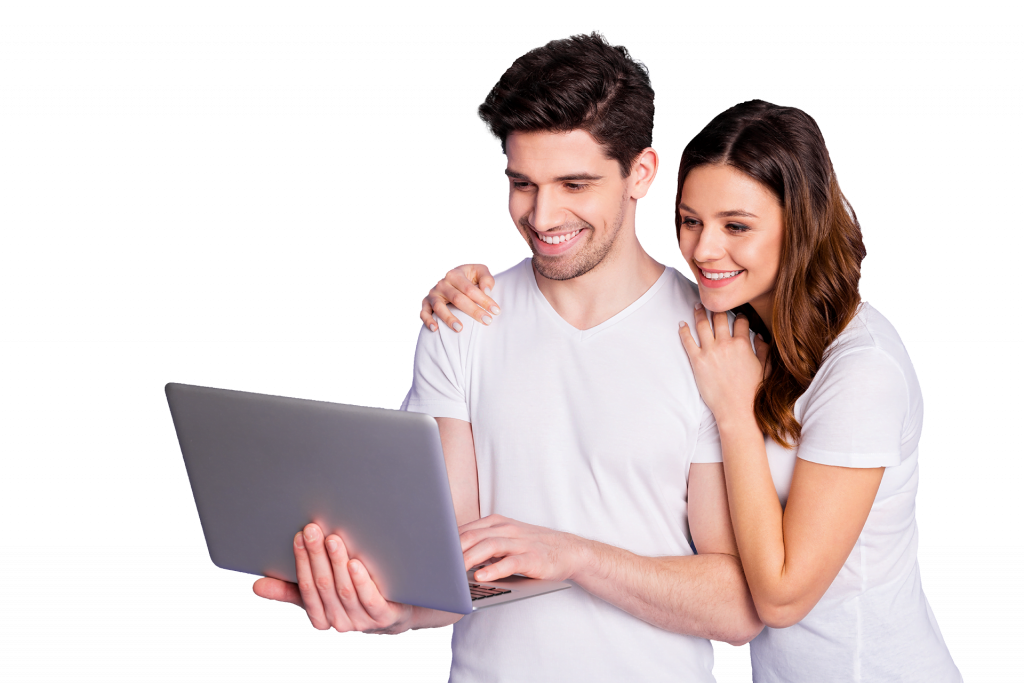 Eine junge Frau hat ihre Arme um die Schultern eines Mannes gelegt, während beide auf den Laptop schauen, den der Mann hält.